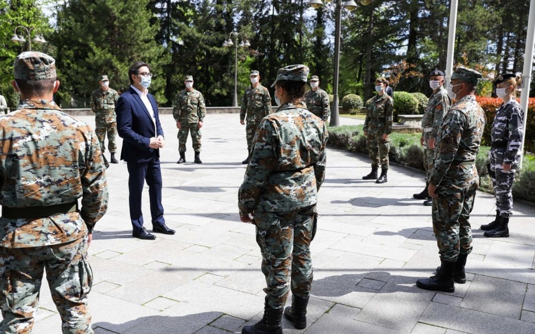 Претседателот Пендаровски прими припадници на Армијата кои учествуваат во справувањето со пандемијата на КОВИД-19