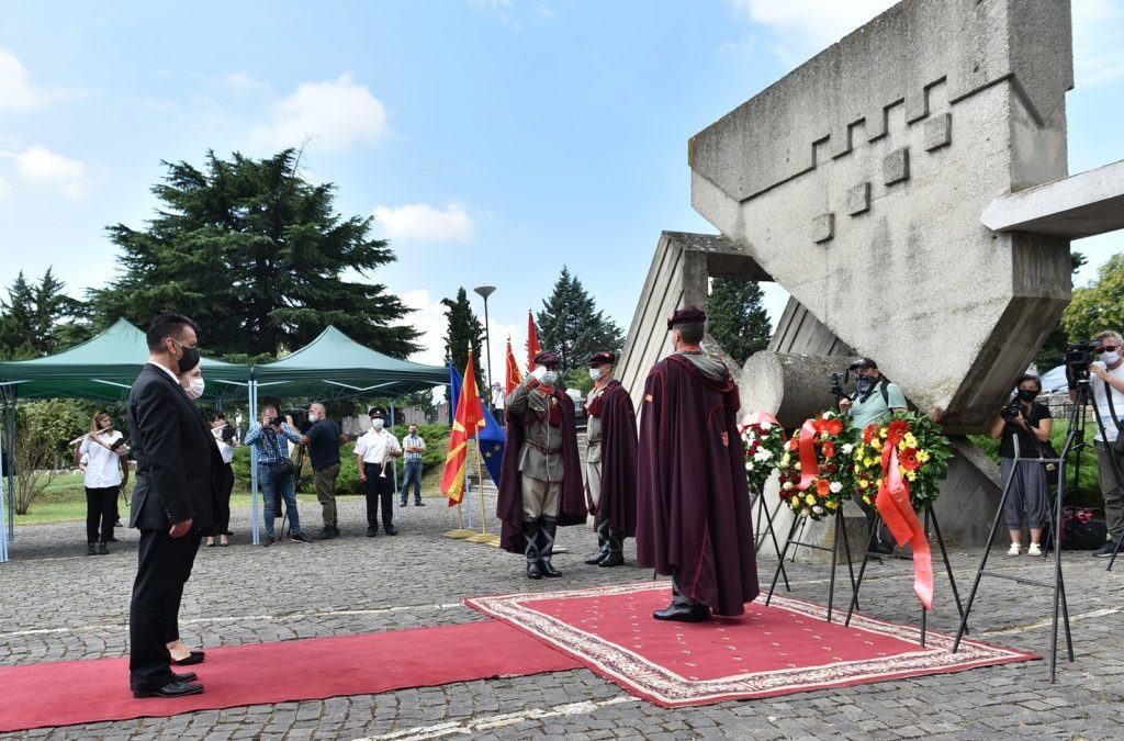 Делегација од Кабинетот на Претседателот положи цвеќе пред Споменикот на жртвите од скопскиот земјотрес од 1963 година