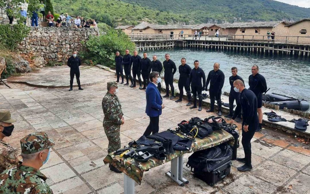 Presidenti Pendarovski në Ohër vizitoi ekipin e palombarëve të armatës të Batalionit të forcave speciale
