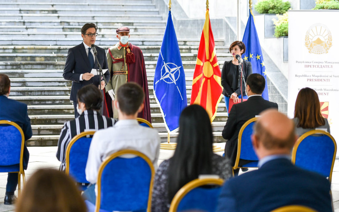 Presidenti Pendarovski e dha mirënjohjen “Unaza e inxhinierit” inxhinierëve më të mirë të diplomuar