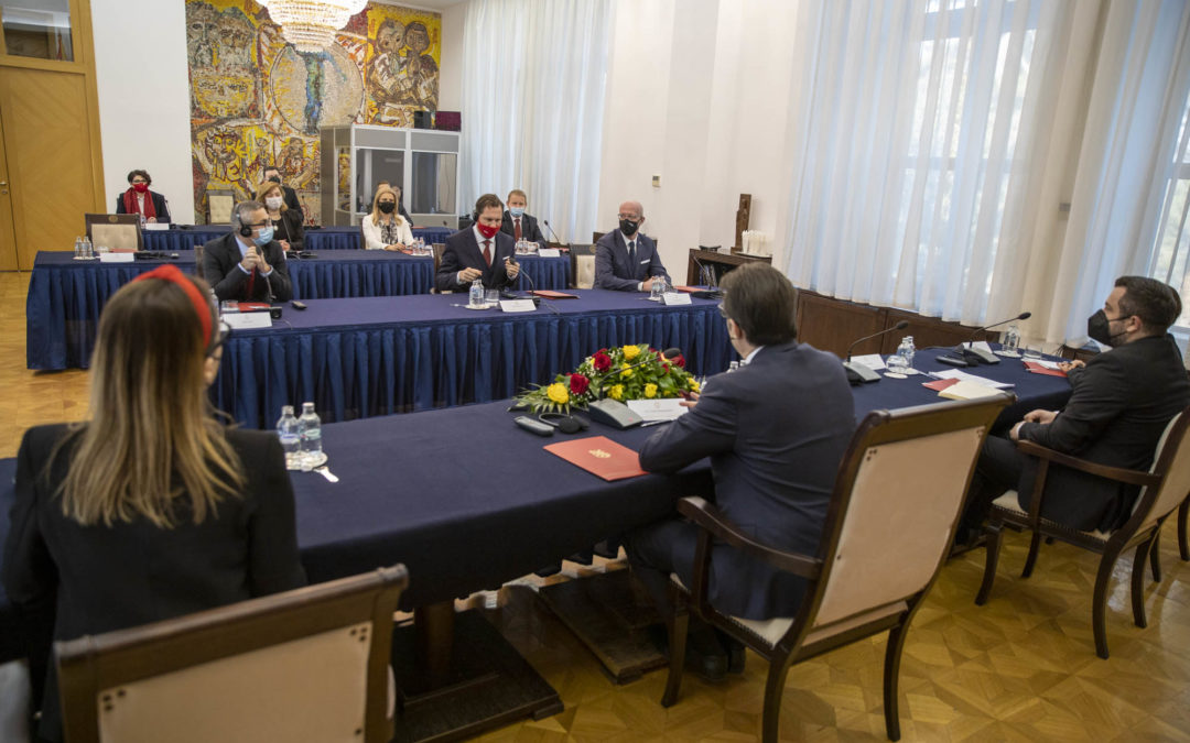 Takim i Presidentit Pendarovski me udhëheqjet e kompanive pjesëmarrëse në Programin “Menaxherë të rinj dhe liderë të biznesit”