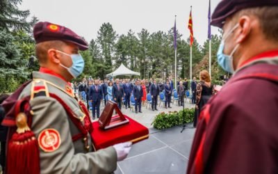 Претседателот Пендаровски ги одликува Стојан Андов и пратениците од првото повеќепартиско собрание со Орден „8 Септември“