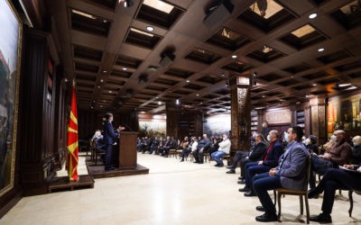 Presidenti Pendarovski mori pjesë dhe mbajti fjalim në promovimin e librit “Midis shoqërisë së ndarë dhe një shoqërie”