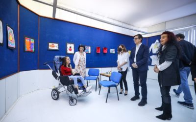 Претседателот Пендаровски со сопругата ја посетија изложбата „Мојот свет во боја“ на Вероника Љоровска