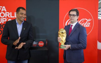 Претседателот Пендаровски на пречекот на трофејот на Светското првенство на ФИФА