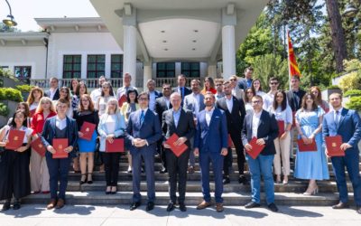 Presidenti Pendarovski ua dha certifikatat pjesëmarrësve në programin “Menaxherë të rinj dhe liderë afaristë”