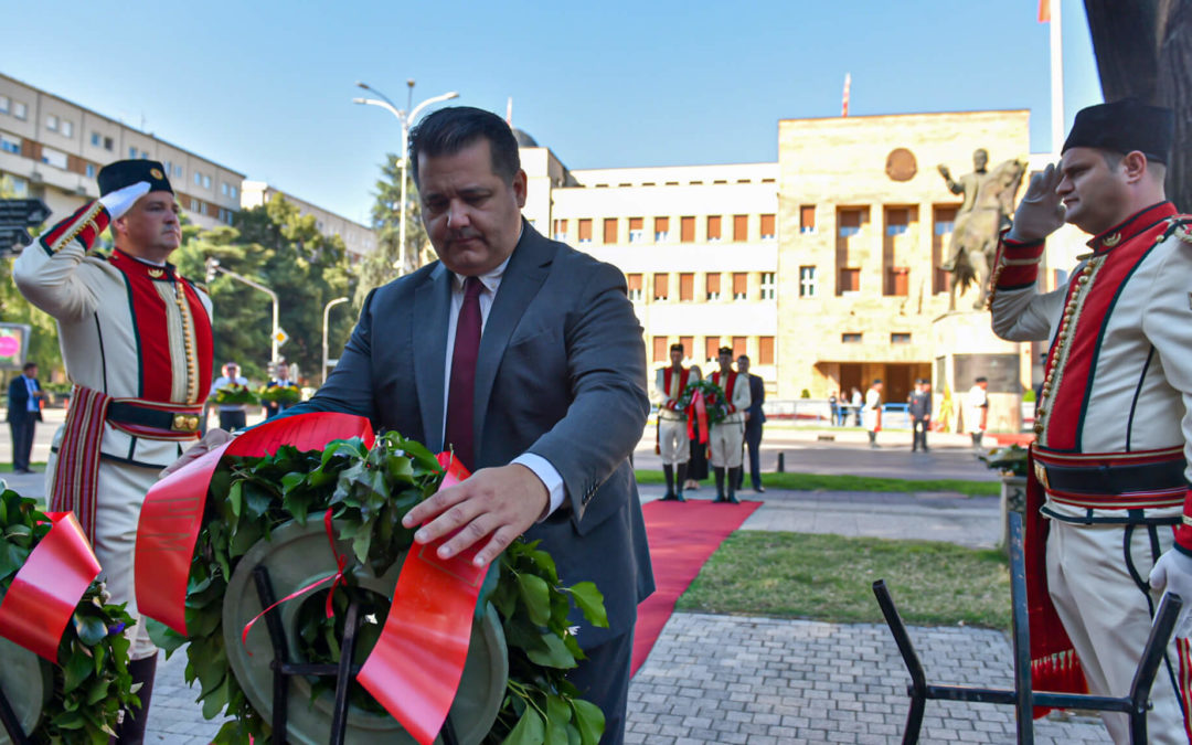 Делегации од Кабинетот на претседателот положија цвеќе по повод 2 Август, Илинден – Денот на Републиката
