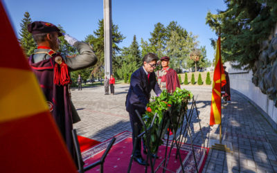 Претседателот Стево Пендаровски положи цвеќе пред Споменикот на паднатите борци од НОБ