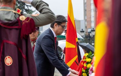 Претседателот Пендаровски и делегации од Кабинетот положија цвеќе по повод 11 Октомври – Денот на народното востание
