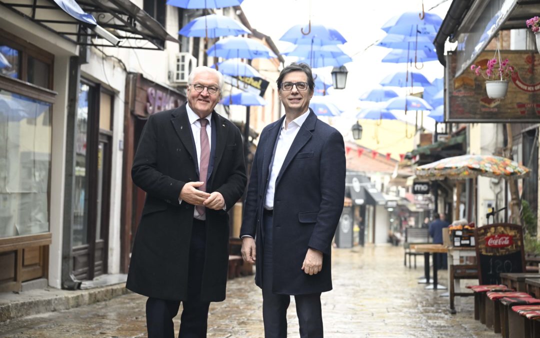 Presidentët Pendarovski dhe Shtajnmajer në vizitë në Çarshinë e vjetër të Shkupit