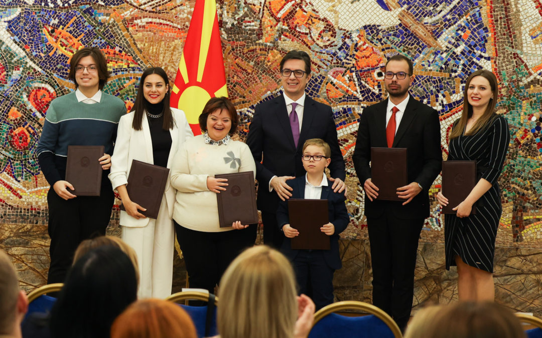 Претседателот Пендаровски го додели признанието „Успешни млади“ за 2021 година