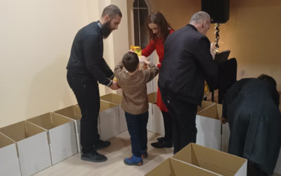 Сопругата на претседателот учествуваше во подготовка на хуманитарни пакети во Велес