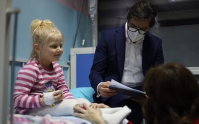 Предновогодишна посета на претседателот Пендаровски и сопругата Ѓоргиевска на детски одделенија на неколку скопски клиники