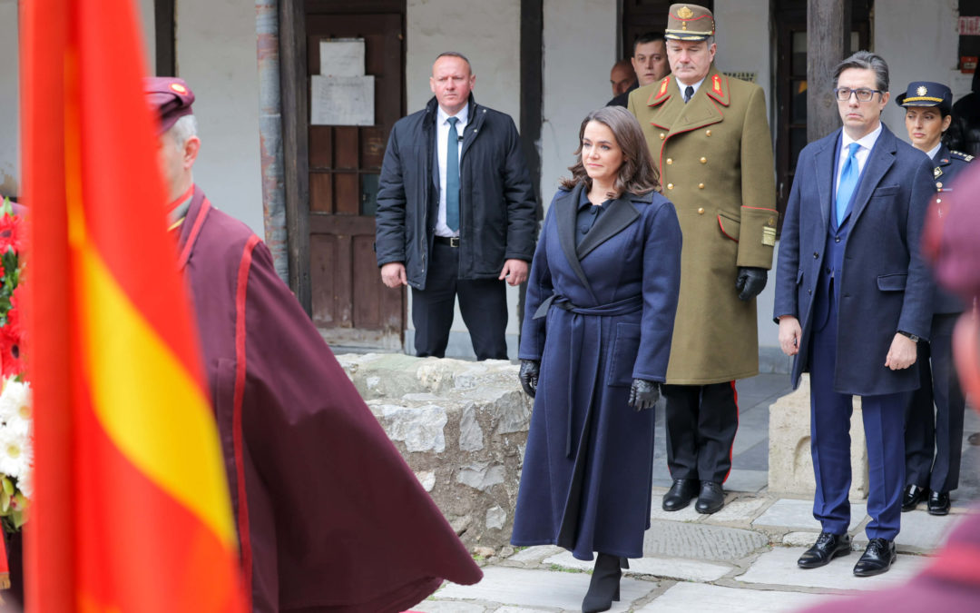 Претседателот Пендаровски и претседателката Новак положија венци на гробот на Гоце Делчев во црквата „Св. Спас“