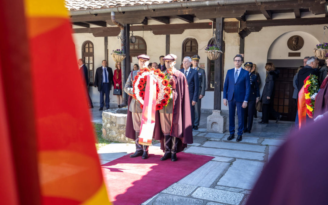 Presidenti Pendarovski dhe Presidenti Van der Belen vendosën kurora pranë varrit të Goce Dellçevit në kishën “Shën. Spas”