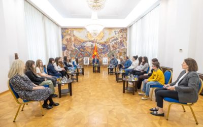 Presidenti Pendarovski i mirëpriti anëtarët e studios artistike të fëmijëve “Shën. Kirili dhe Metodij” nga Manastiri
