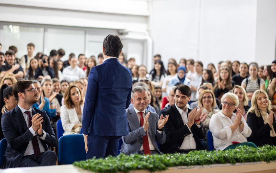 Presidenti Pendarovski e vizitoi shkollën e mesme të Shkupit “Cvetan Dimov”