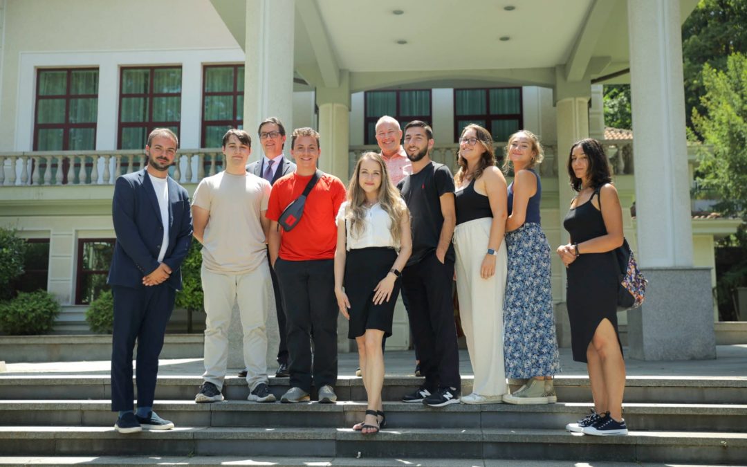 Takimi i Presidentit Pendarovski me pjesëmarrësit në programin “Me prejardhje nga Maqedonia”