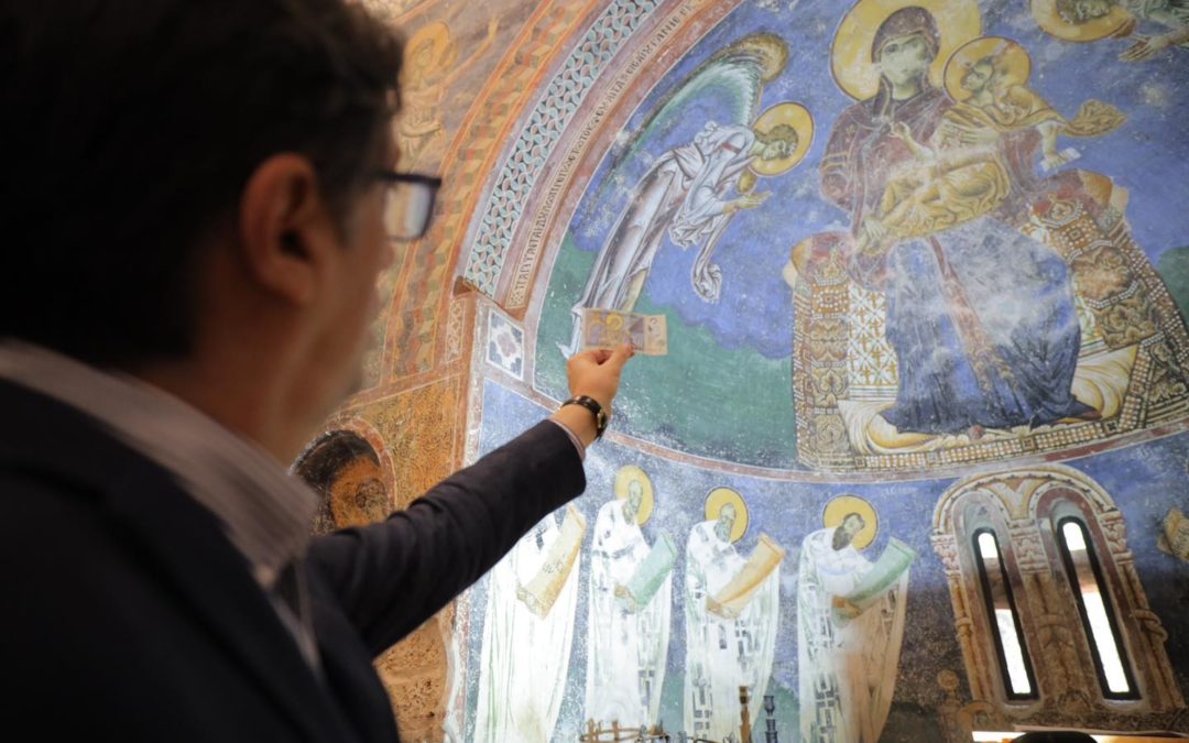 Претседателот Пендаровски се сретна со мешовитиот стручен тим за конзервација и реставрација во црквата „Св.Ѓорѓија“ во с. Курбиново