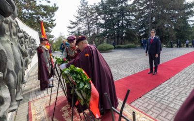 Presidenti Pendarovski dhe delegacione nga Kabineti vendosën lule me rastin e 11 Tetorit – Ditës së kryengritjes popullore