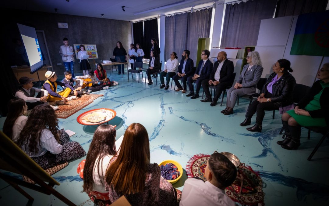 Presidenti Pendarovski mori pjesë në orën e hapur në lëndën zgjedhore “Gjuha dhe kultura e romëve”