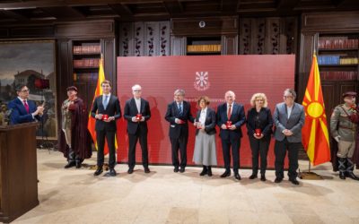 Presidenti Pendarovski i dekoroi gjashtë maqedonistët me Medaljen për Meritë për Republikën e Maqedonisë së Veriut
