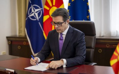 Presidenti Pendarovski e nënshkroi dekretin për shpalljen e Ligjit për përdorimin e gjuhës maqedonase