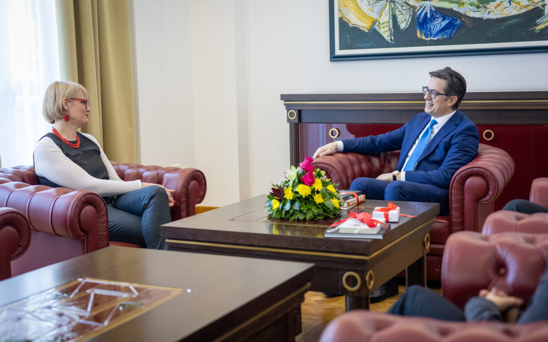 Takimi i Presidentit Pendarovski me Ana Stojanoskën, drejtoreshë artistike dhe kryetare e Kuvendit të Festivalit “Vojdan Çernodrinski”