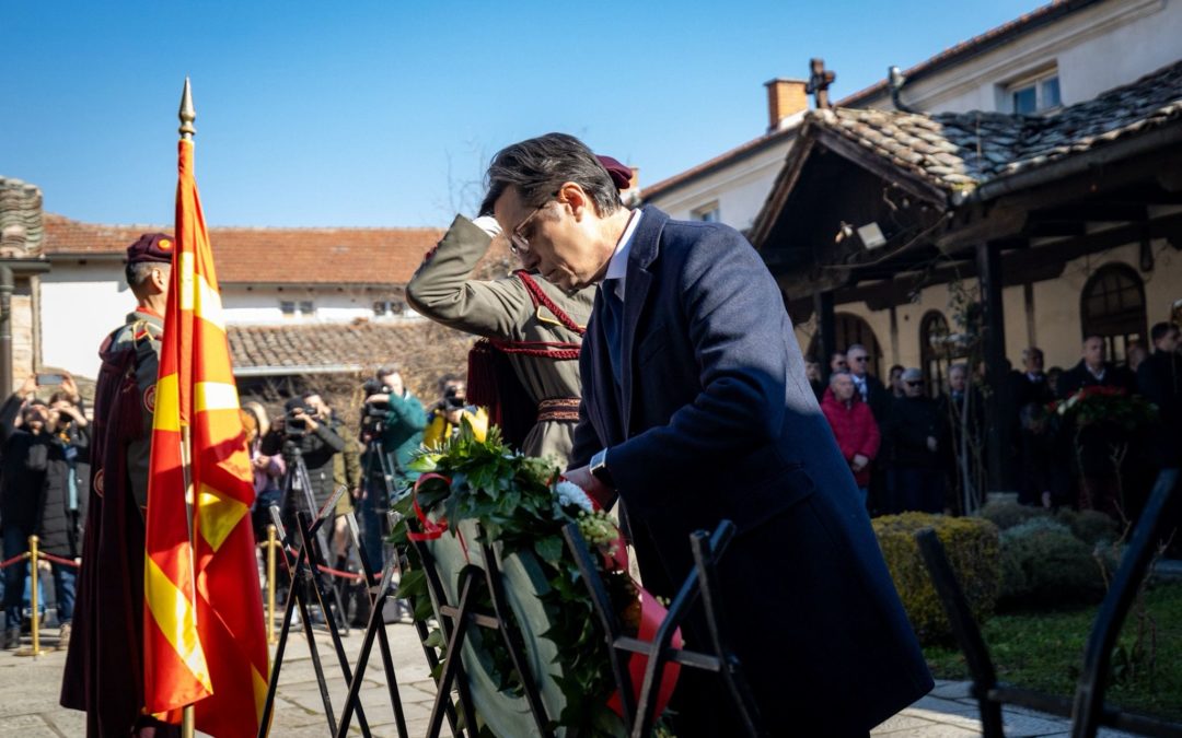 Presidenti Pendarovski vendosi lule me rastin e 152-vjetorit të lindjes së Goce Dellçevit