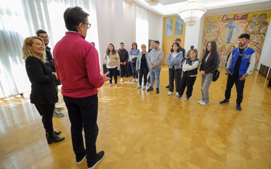 Kabinet i Hapur për nxënësit e shkollës nëntëvjeçare nga Shkupi “11 Tetori” dhe të shkollës së mesme të specializuar “Shën. Maria” nga Rumania