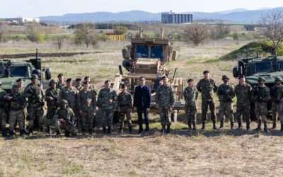 Presidenti Pendarovski mori pjesë në stërvitjen ushtarake në kazermën “Heroi nacional Strasho Pinxhur” në Petrovec