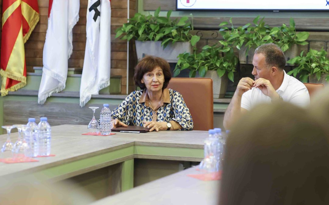 Претседателката Сиљановска Давкова во посета на Црвениот крст