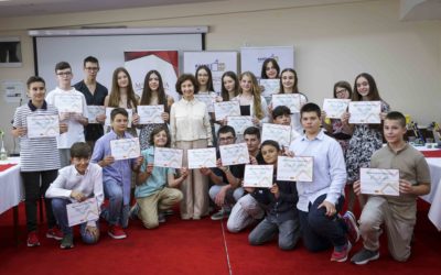 President Siljanovska Davkova awards the certificates to the participants of the “Ohrid High-Tech Excellence Camp”