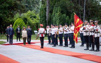 Presidentja Siljanovska Davkova e vizitoi Shtabin e Përgjithshëm të Armatës dhe Ministrinë e Mbrojtjes