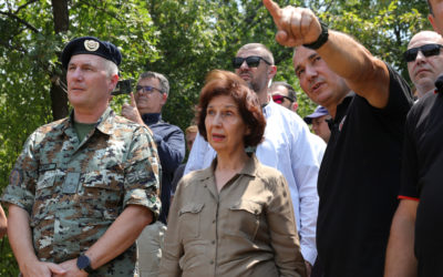 Претседателката Сиљановска Давкова во посета на зоната на пожари во неготинско – донесена одлука за ангажирање на дополнителни 200 армиски припадници