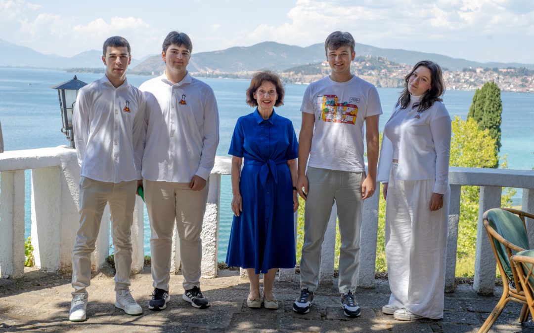 Presidentja Siljanovska Davkova i mirëpriti përfaqësuesit maqedonas në Olimpiadën e 56-të ndërkombëtare të kimisë