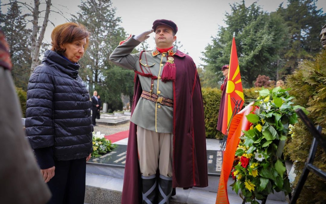 Presidentja Siljanovska Davkova vendosi kurorë me lule të freskëta në vendprehjet e përjetshme të Presidentit Boris Trajkovski dhe anëtarëve të delegacionit