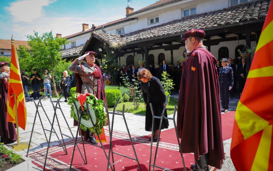 Presidentja Siljanovska Davkova vendosi lule me rastin e 122-vjetorit të  vdekjes së Goce Dellçevit