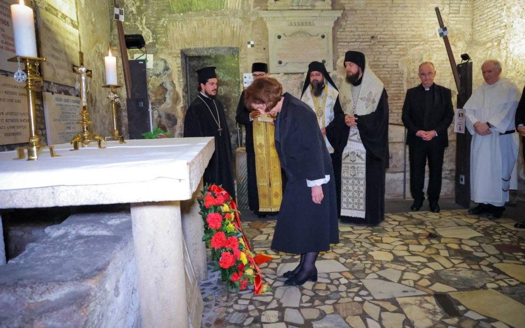 Сиљановска-Давкова во базиликата „Сан Клементе“ во Рим присуствуваше на молебенот во чест на Свети Кирил