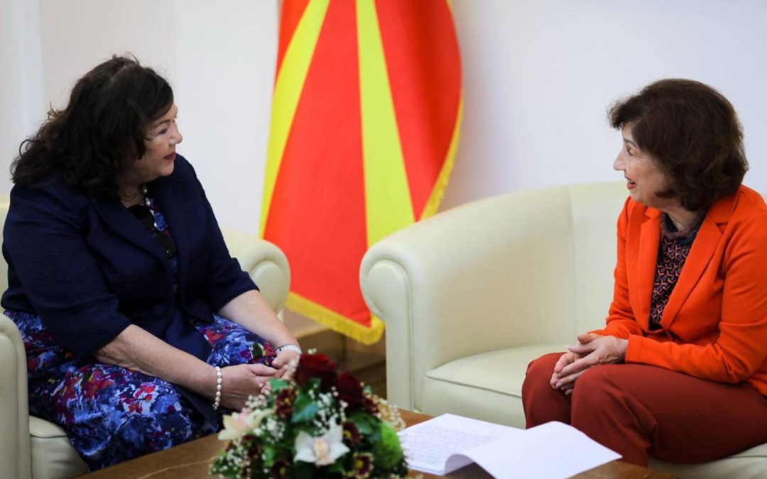 Siljanovska-Davkova në takimin me Karen Pirs: Nevojiten zgjidhje dhe garanci krijuese për integrimin evropian të Maqedonisë