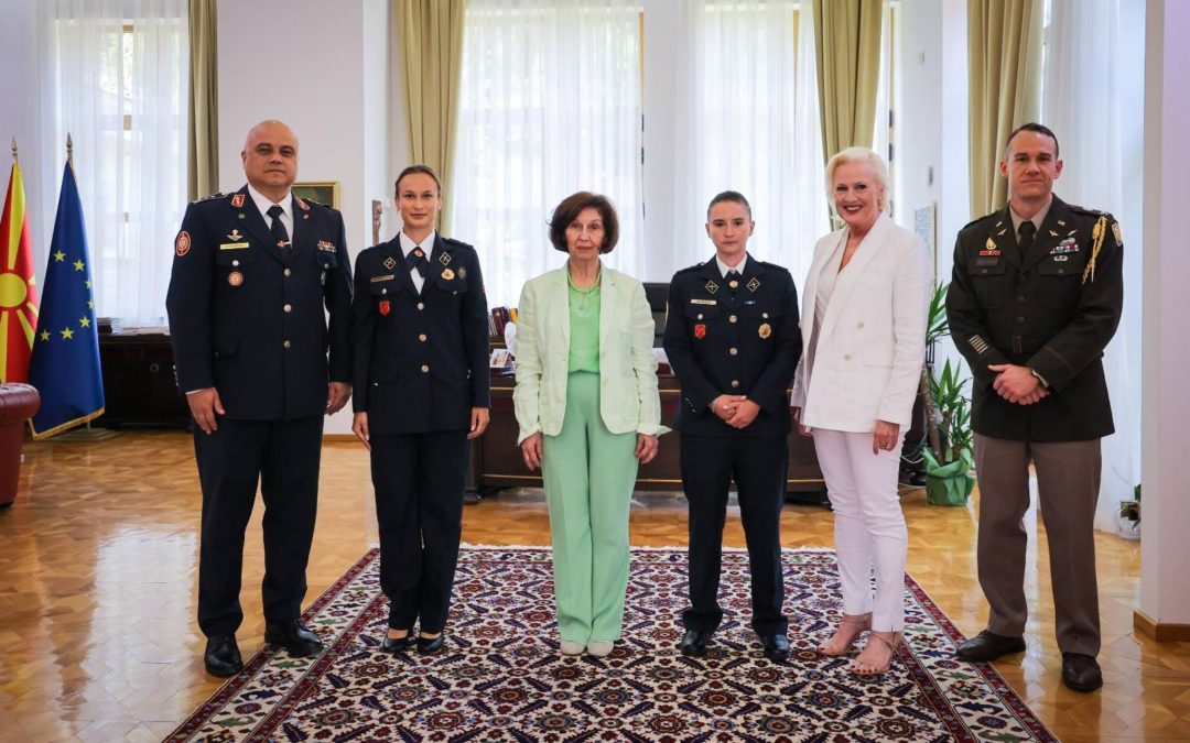 Сиљановска-Давкова прими припаднички на Армијата кои успешно завршија обука во САД