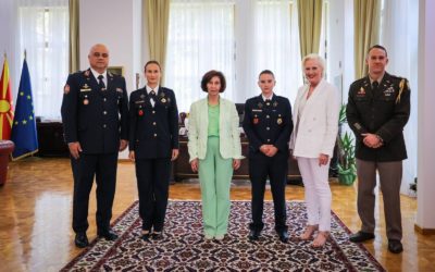 Siljanovska-Davkova i priti pjesëtaret e Armatës të cilat e përfunduan me sukses trajnimin në SHBA