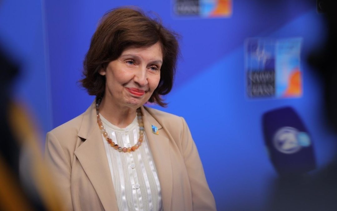 Сиљановска-Давкова одговараше на новинарски прашања пред почетокот на НАТО Самитот во Хаг