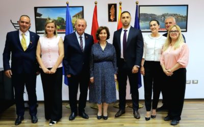 Сиљановска-Давкова на средба со претставници на Македонците во Албанија: Обврзани сме да помагаме во решавање на проблемите