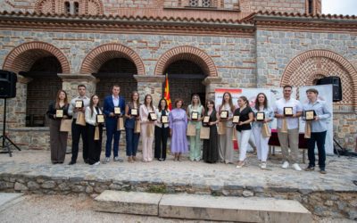 Siljanovska Davkova ua ndau çmimin “Unaza e Inxhinierisë 2025” 14 inxhinierëve më të suksesshëm të diplomuar