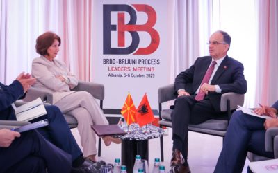 Средба на Сиљановска-Давкова со албанскиот претседател Бегај во Драч