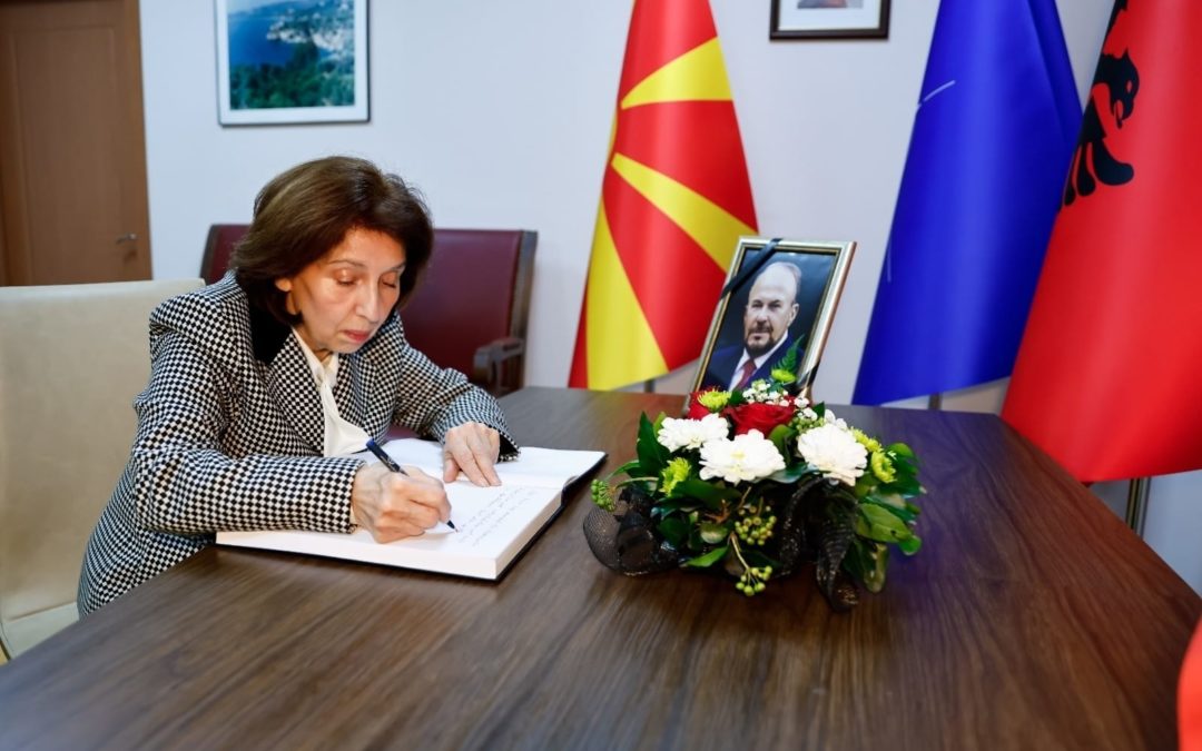 Сиљановска-Давкова се потпиша во книгата на жалост во албанската амбасада во Скопје по повод смртта на поранешниот премиер Фатос Нано