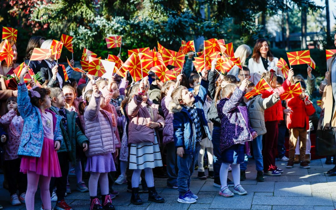 Церемонија на свечено менување на државното знаме во Кабинетот на Сиљановска-Давкова