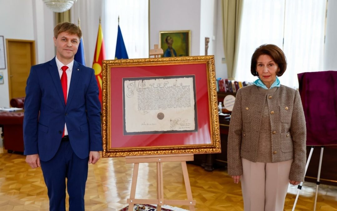 Сиљановска-Давкова ја доби првата копија од Привилегијата од Светиот римски цар Леополд Први Хабзбуршки