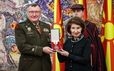 Сиљановска-Давкова го одликуваше генерал-мајор Грегори Најт, командантот на Националната гарда на Вермонт со Орден за воени заслуги